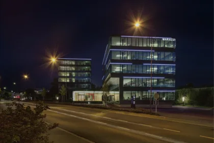 Sanierung buerohaus guemligen fassade nachtansicht haupteingang