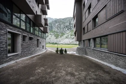 Neubau hirsch andermatt fassade zwischenraum